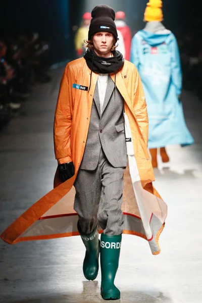 Look 18